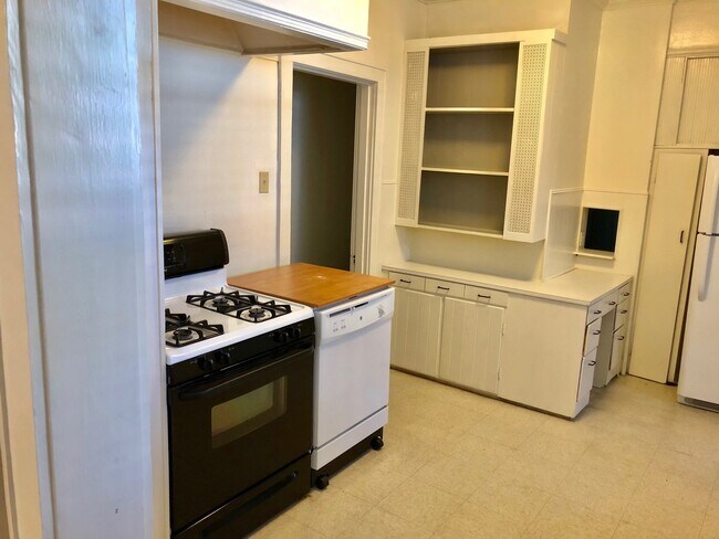 Building Photo - 1BR/1BA Broadmoor Duplex Available