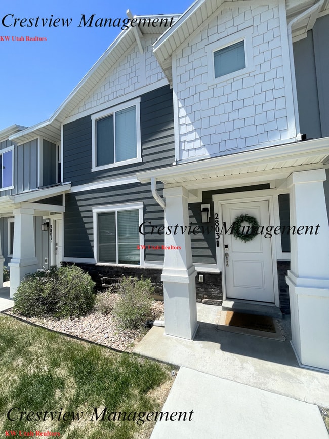 Building Photo - Beautifully Maintained Townhouse in a Prime Location