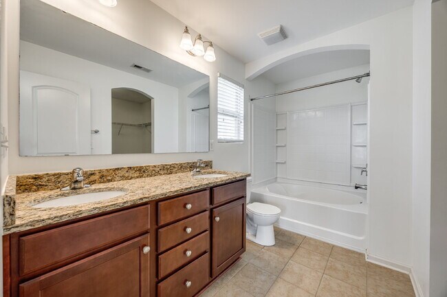Building Photo - 826 Summerlake Dr