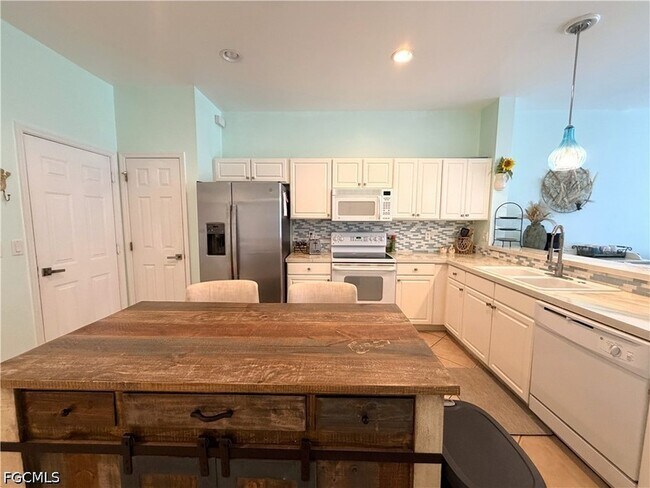 Building Photo - 8311 Village Edge Cir