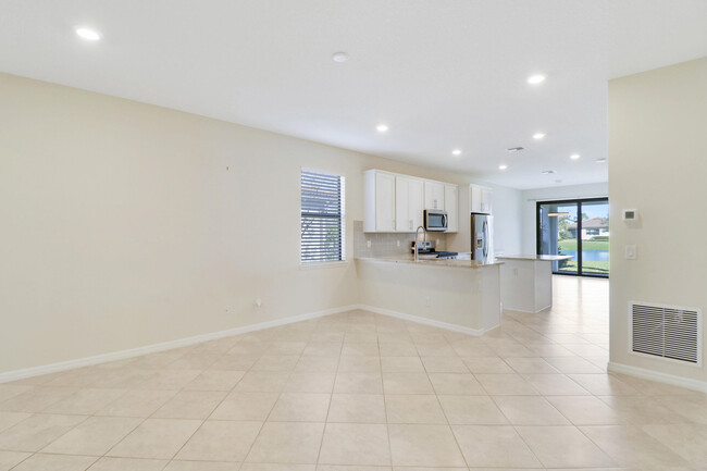 Building Photo - 633 SE Monet Dr
