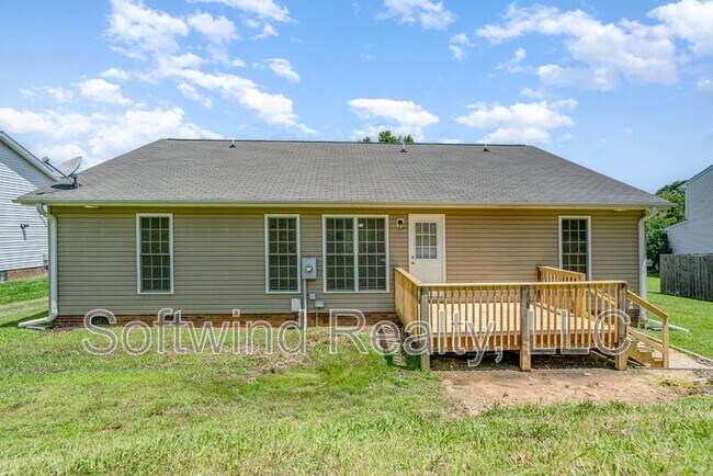 Building Photo - 1803 Red Bird Cir SE
