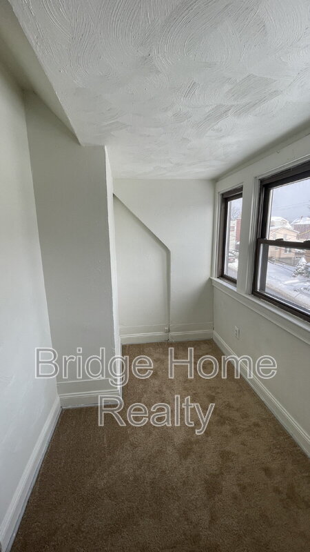 Building Photo - 319 N Balph Ave