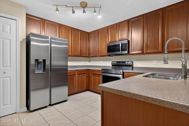 Building Photo - 7028 Deer Lodge Cir