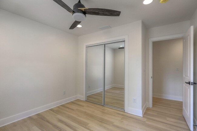 Building Photo - 427 W Linden Ave