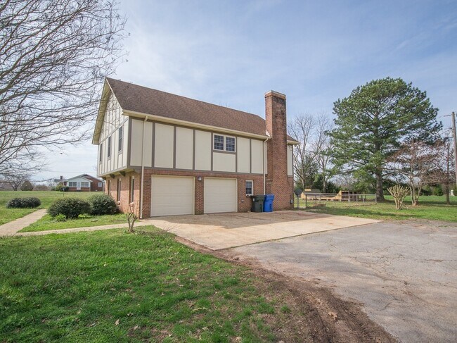 Building Photo - Beautiful Home in Athens City near Buc-ees!
