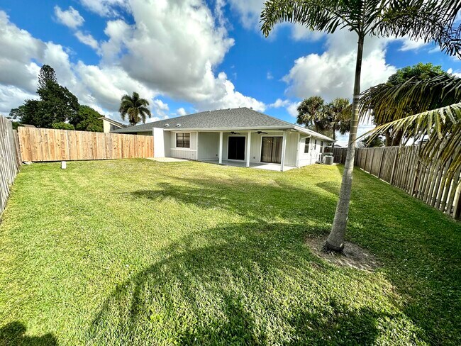 Building Photo - 947 Country Wood Ct