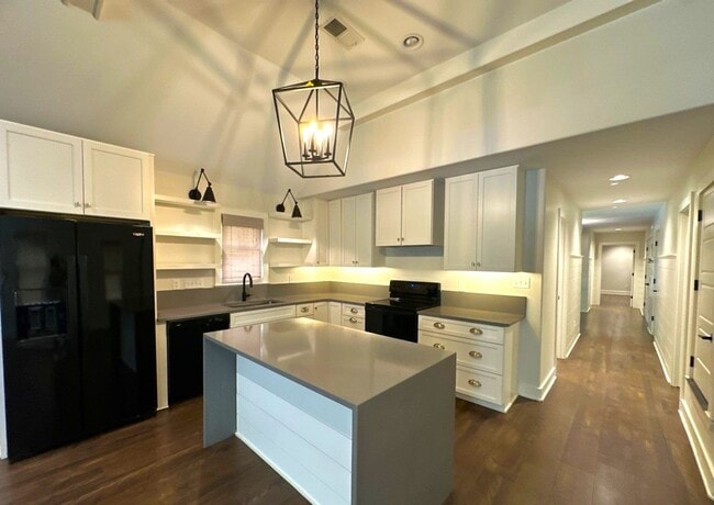 Building Photo - Gorgeous 3 Bedroom Cottage Style Home HALF...