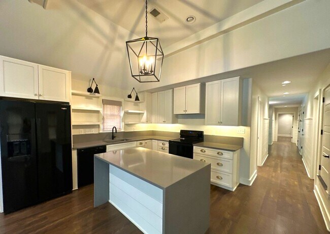 Building Photo - Gorgeous 3 Bedroom Cottage Style Home