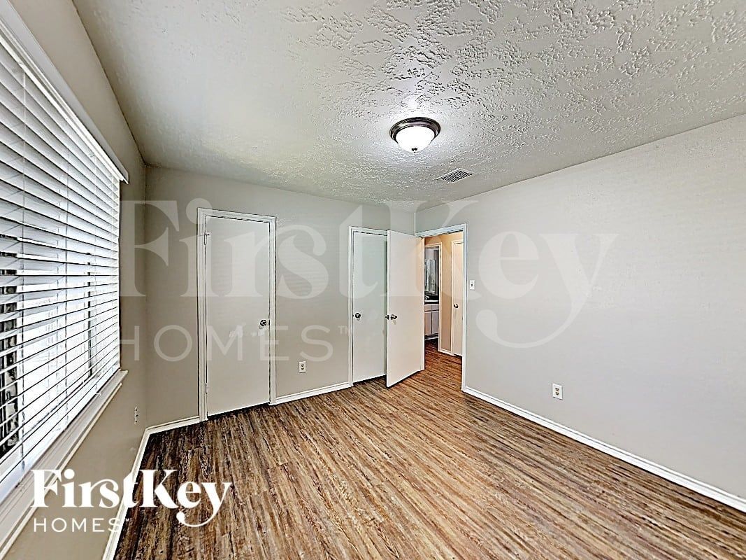 Building Photo - 6803 Stiller Dr