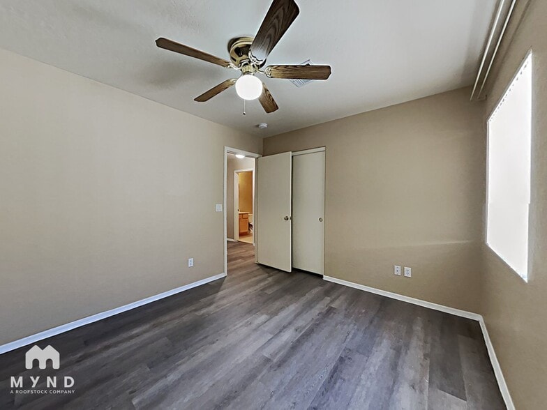 Building Photo - 685 E Cantebria Dr