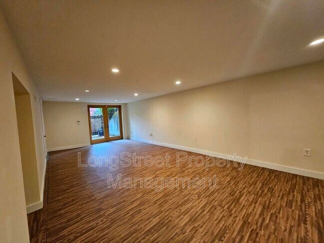 Building Photo - 636 N Shaver St