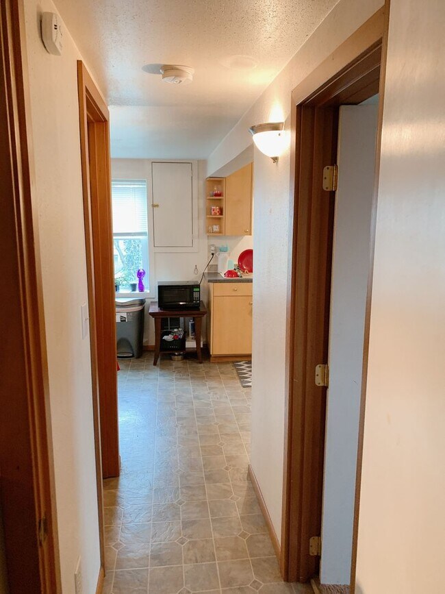 Building Photo - 1029 High St