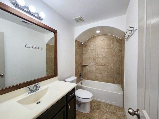Building Photo - 4515 Greenleaf Dr