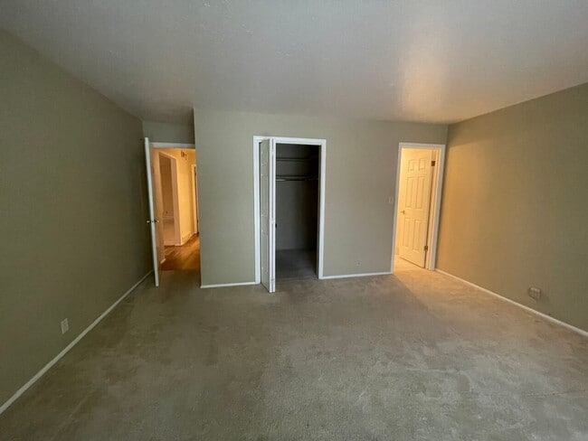 Building Photo - Brookstone