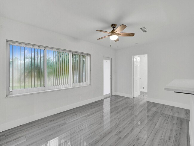 Building Photo - Gorgeous New 3 bedroom 2  bath - one Story home in Oakland Park
