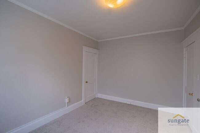 Building Photo - 3043 Pinewood Ave