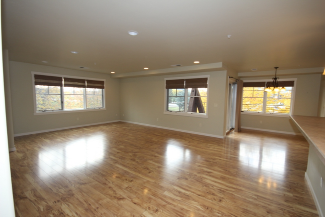 Building Photo - 645 Woodland Pl