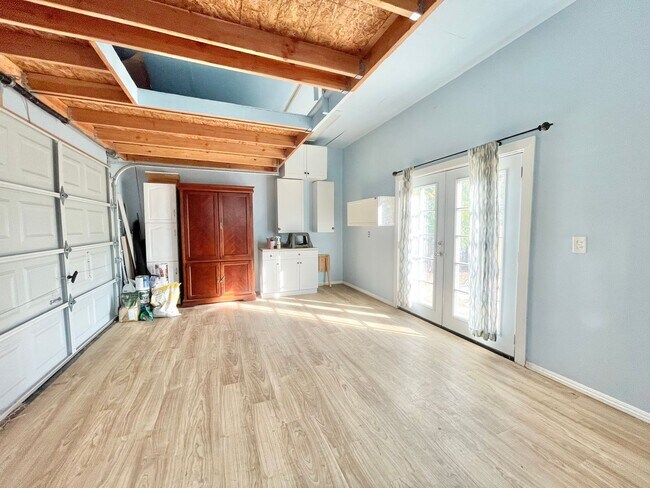 Building Photo - 4941 10th Ave