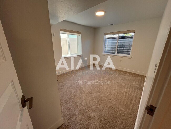 Building Photo - 909 Sagehill Dr