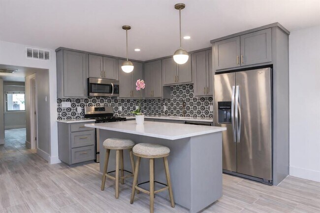 Building Photo - 505 W 7th St