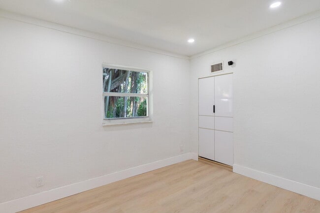 Building Photo - 1108 W 33rd St