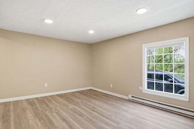 Building Photo - 2 Bed / 1 Bath. Off street parking.