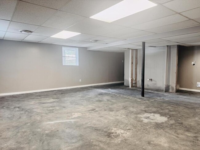 Building Photo - 975 Pair Rd SW