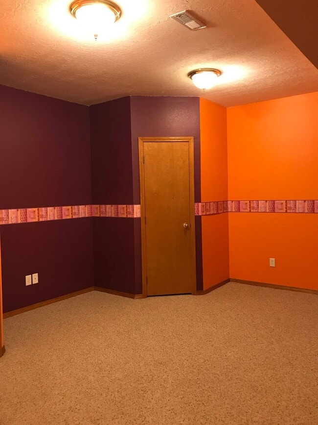 Building Photo - Walkout Basement Home Must See