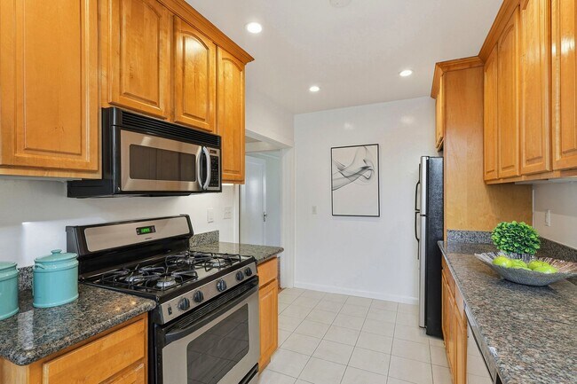 Building Photo - Charming Seacliff Top Floor Condo Unit with views of Golden Gate Bridge!