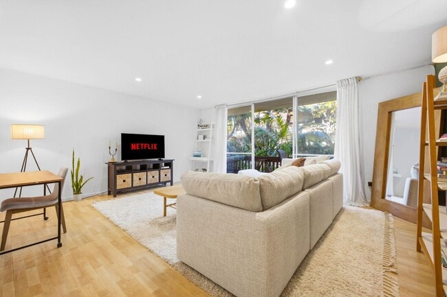 Building Photo - 6333 La Jolla Blvd