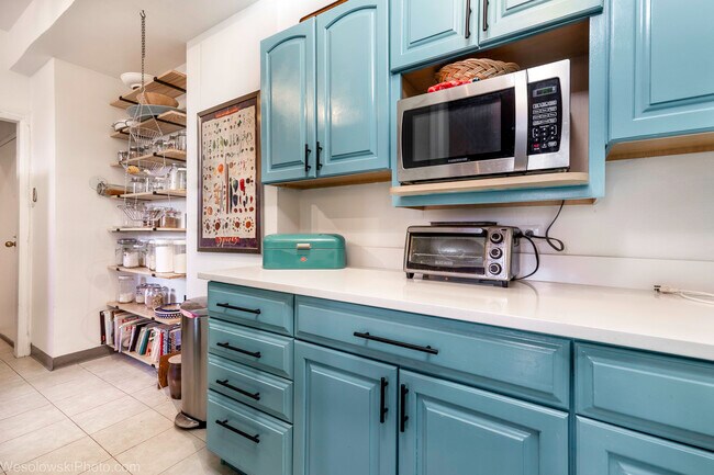 Building Photo - 5000 S Cornell Ave