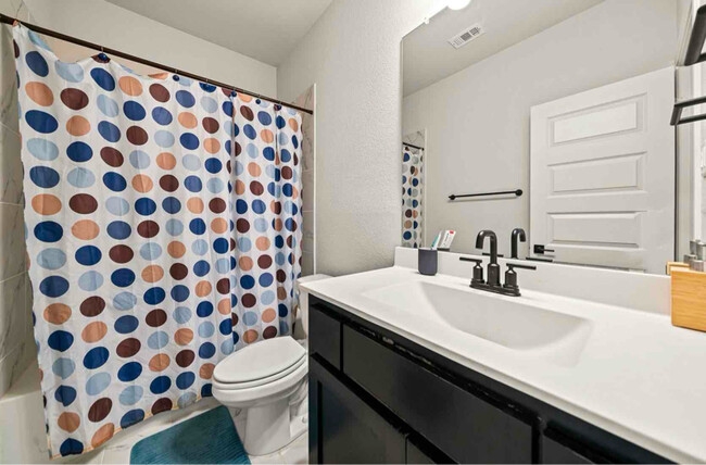 Building Photo - 1529 Woodford Pl