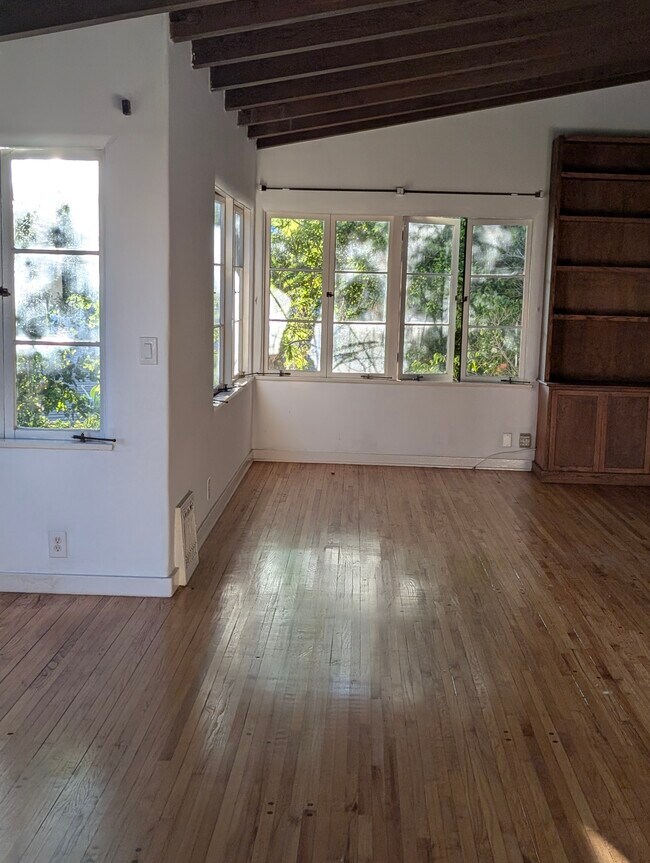 Building Photo - 2174 Beachwood Ter