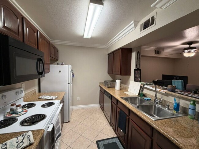 Building Photo - A Fantastic and Super Clean 1 Bedroom, 1 Bathroom upstairs unit.