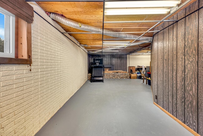 Building Photo - 4400 Valley Rd