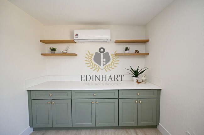 Building Photo - 1584 N Carruth Ave