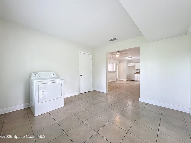 Building Photo - 1399 Mariposa Dr NE