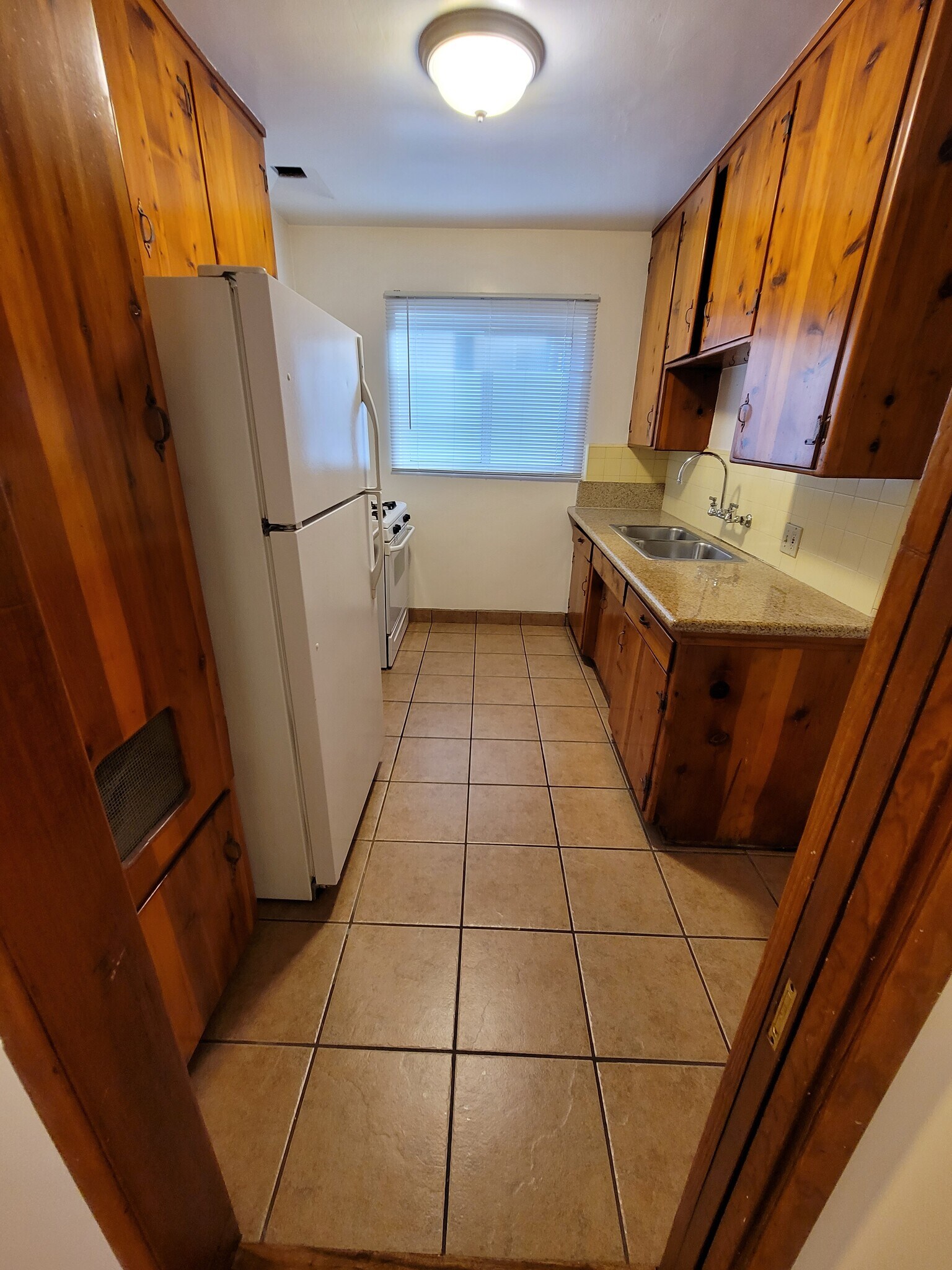 Building Photo - 2360 Walgrove Ave