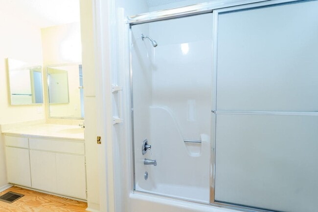 Building Photo - This darling 2 bedroom, 1.5 bath townhome is perfect for low maintenance, one level living! With ...