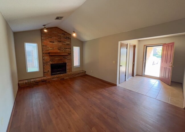 Building Photo - Sweet Duplex in Edmond!