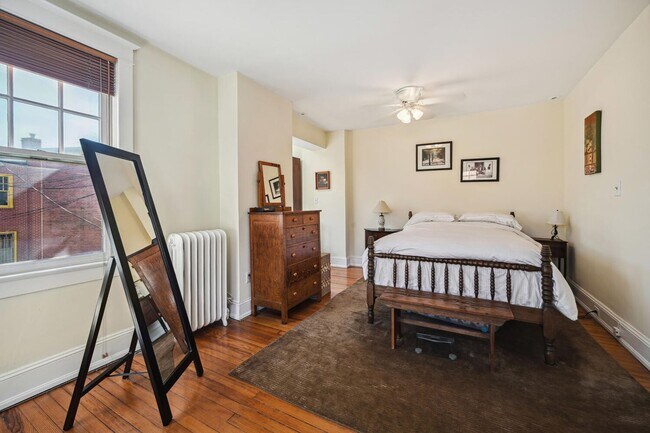 Building Photo - End of Row Georgetown Rowhome!
