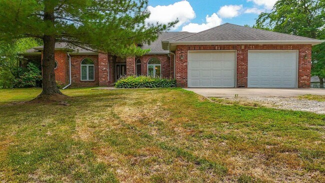 Building Photo - Private 3BR Brick Home with Scenic View