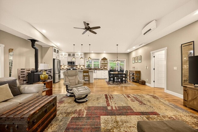 Building Photo - 860 Humbug Creek Rd