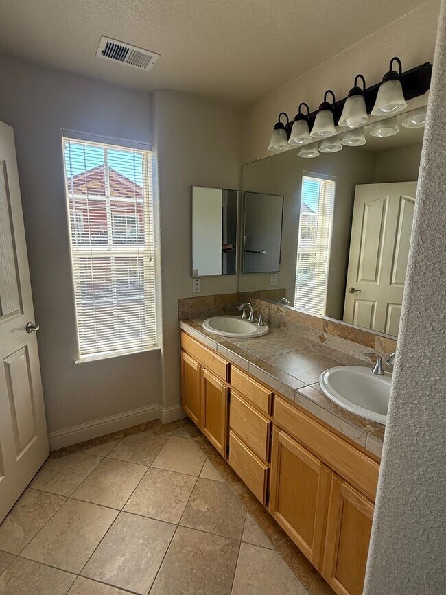 Building Photo - Spacious 3 - Bedroom / 2.5 Bath Condo in Desirable Town Green Village