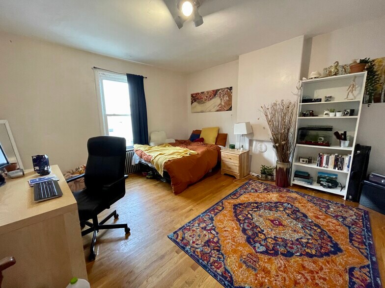 Building Photo - 686 Parker St