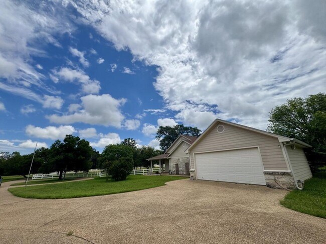 Building Photo - 465 Austin Hines Dr