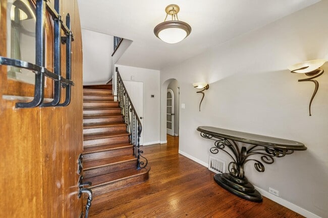 Building Photo - Mediterranean Beauty in Crescent Park – 5B...