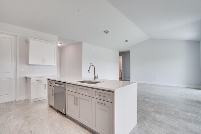 Building Photo - 388 SW Vista Lake Dr