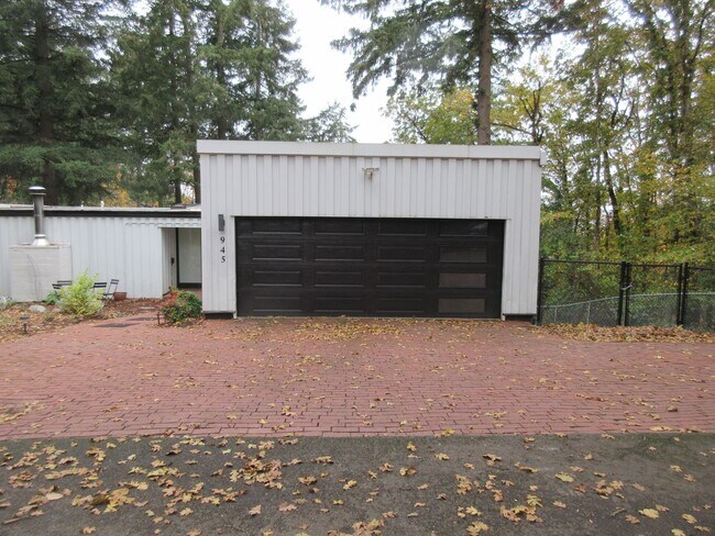 Building Photo - Beautiful Three Bedroom in the Hills of South Salem